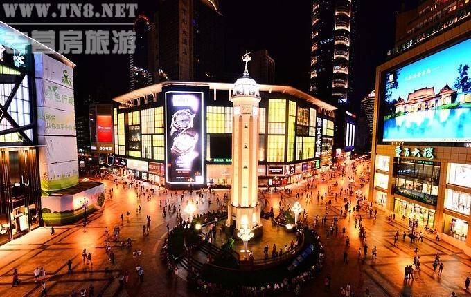 解放碑
重庆最繁华的商业中心,商场多、小吃多、美女多，是步行街“三多特色”