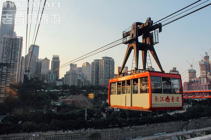 长江索道
来重庆旅游，一定要打卡特色交通工具——长江索道，体验山城的空中公共汽车
