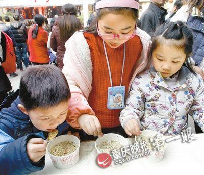 小孩子围着吃炒米糖开水